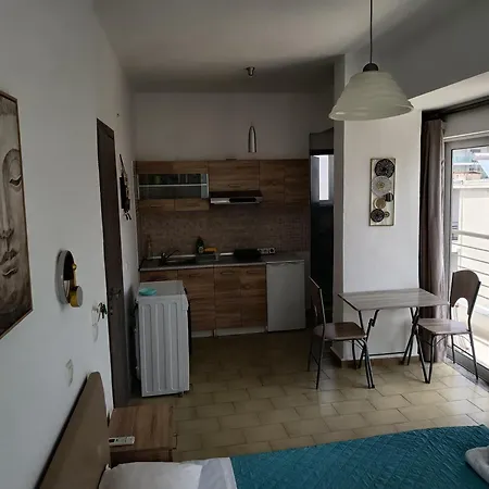 Lilian's Seaview-party Street-youth