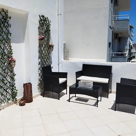 Lilian's Seaview-party Street-youth Apartament *