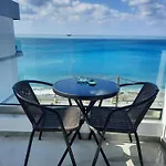 Lilian's Seaview-party Street-youth Apartment