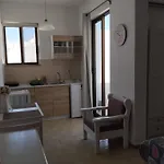 Lilian's Seaview-party Street-youth Apartment *