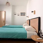 Lilian's Seaview-party Street-youth Apartment