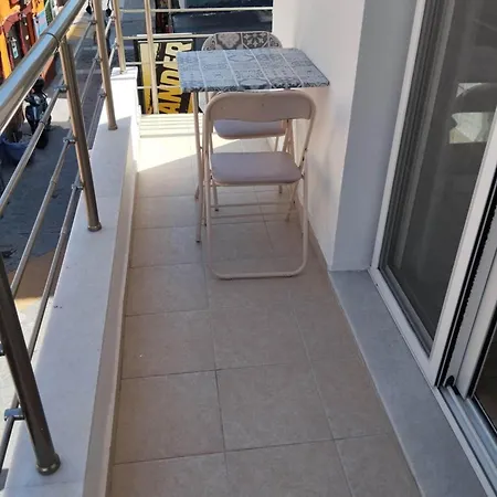 Lilian's Seaview-party Street-youth Apartment