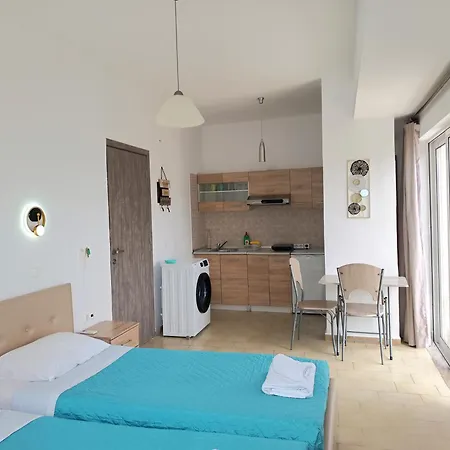 Lilian's Seaview-party Street-youth *