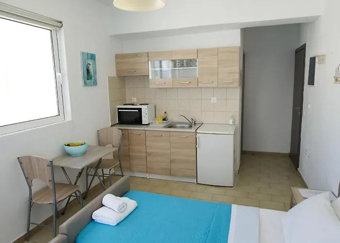 Lilian's Seaview-party Street-youth * Rhodes City