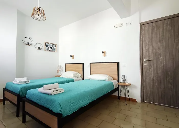 Lilian's Seaview-party Street-youth * Rhodes City