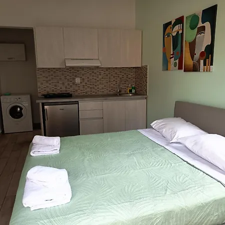 Lilian's Seaview-party Street-youth * Rhodes City