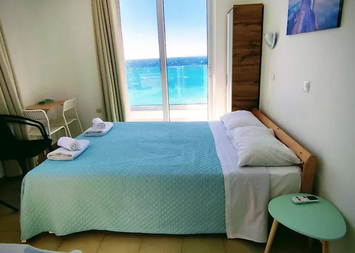 Lilian's Seaview-party Street-youth * Rhodes City