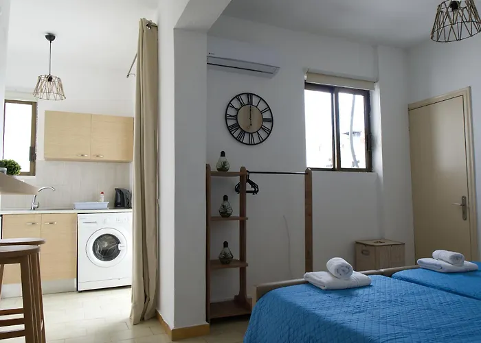 Lilian's Seaview-party Street-youth Rhodes City